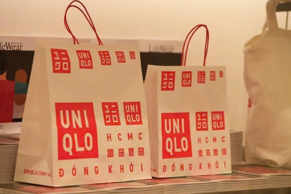 Mẫu túi giấy Uniqlo ấn tượng