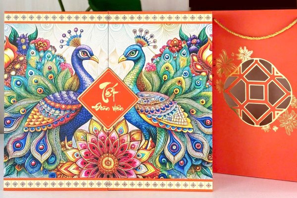 In Hoa Long nhận thiết kế và in ấn Vỏ hộp quà tết hình chim công lấy ngay
