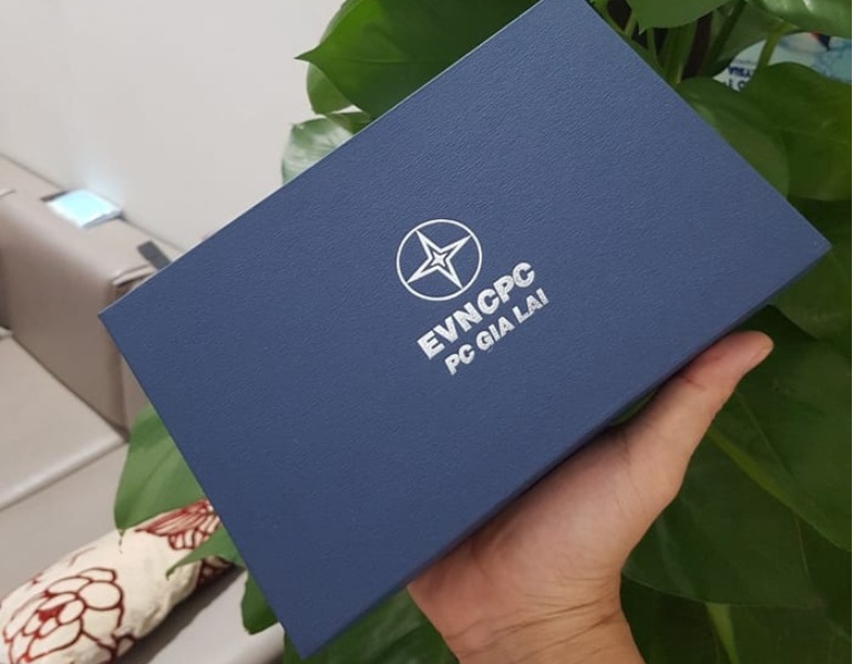 In hộp giấy cán màng bóng ép nhũ