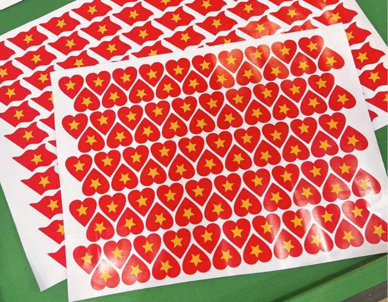 In sticker cổ vũ bóng đá hình trái tim