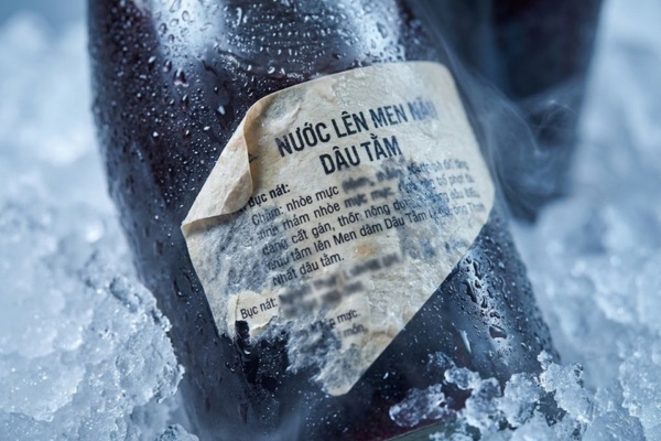 Mẫu in nhãn dán chai nước trái cây lên men bị bong tróc