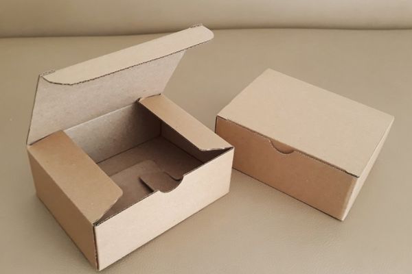 Hộp carton khóa đáy theo yêu cầu