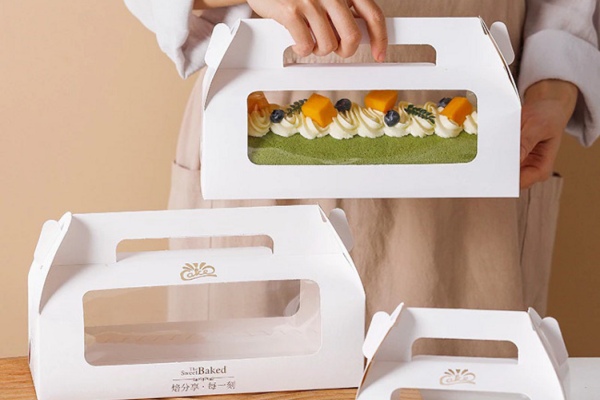Mẫu hộp giấy đựng bánh cuộn kem có tay cầm