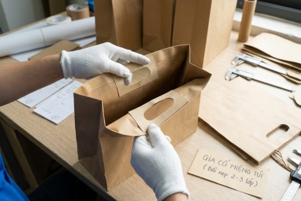 Gia công quai túi giấy kraft hột xoài