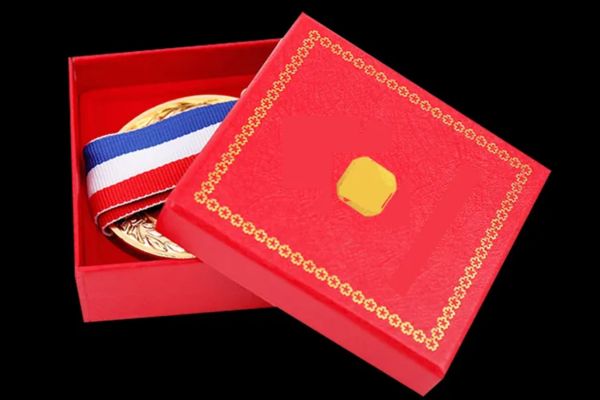 Hộp giấy đựng huân chương theo yêu cầu