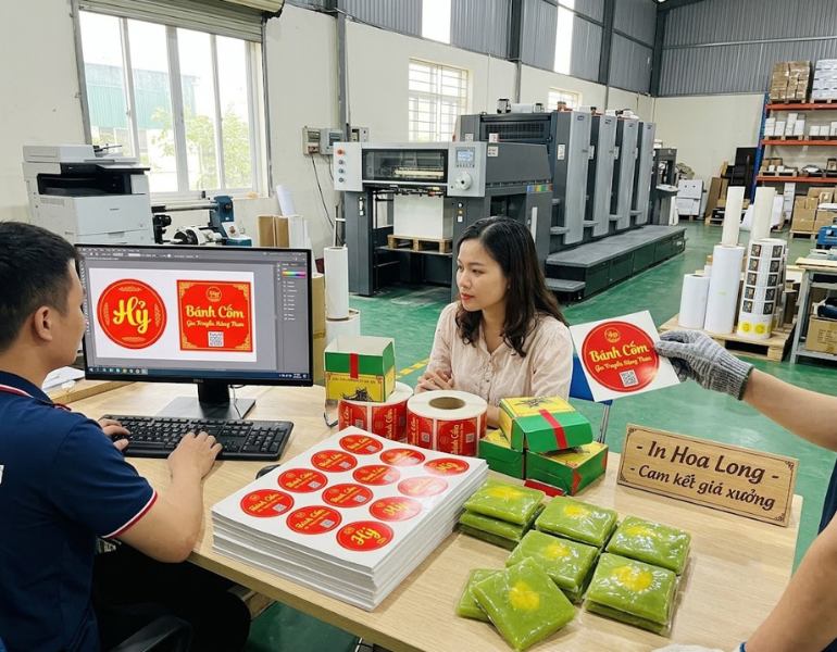 In tem dán bánh cốm tại xưởng