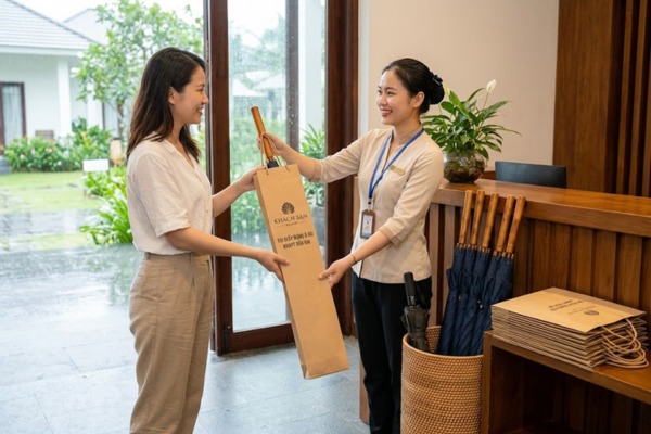Mẫu túi giấy đựng ô dù kraft cho khách sạn