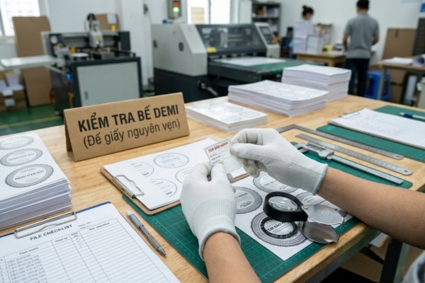 Kiểm tra chất lượng trong quy trình in tem bảo hành