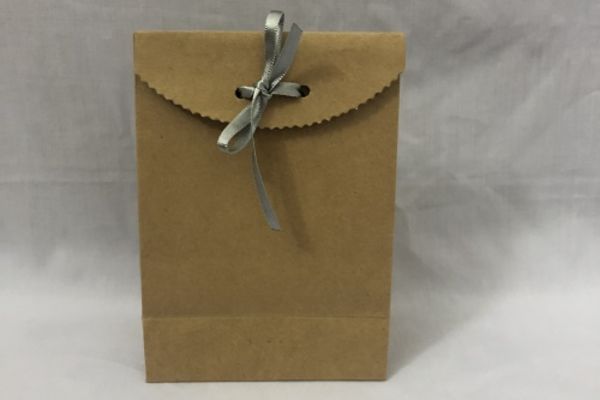 Túi giấy kraft có nắp theo yêu cầu